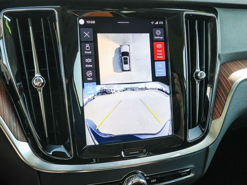 Used 2025 Volvo V60 B5 Cross Country Plus image 36