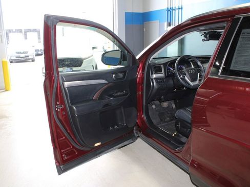 Used 2019 Toyota Highlander XLE image 6