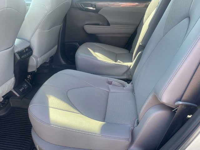 Used 2023 Toyota Highlander Limited FWD image 12