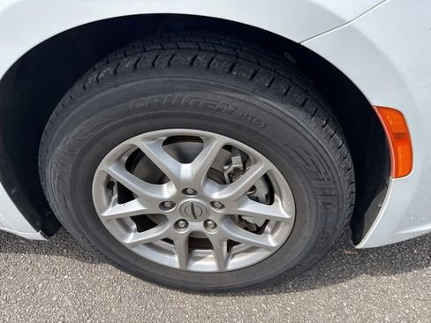 Used 2023 Chrysler Pacifica Touring-L FWD image 7