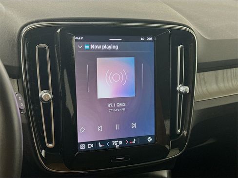 Used 2023 Volvo XC40 B4 Plus image 17