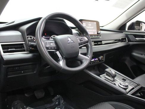 Used 2022 Mitsubishi Outlander ES image 6