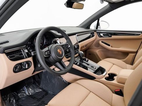 Used 2025 Porsche Macan image 4