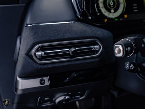 Used 2025 Aston Martin V8 Vantage Coupe image 25