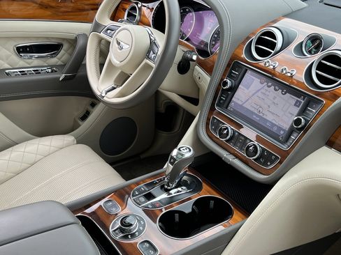 Used 2018 Bentley Bentayga AWD/4WD image 15