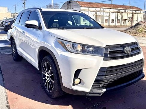 Used 2018 Toyota Highlander SE image 3