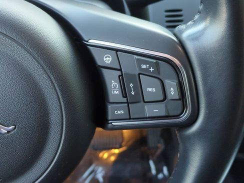 Used 2018 Jaguar E-PACE SE image 12