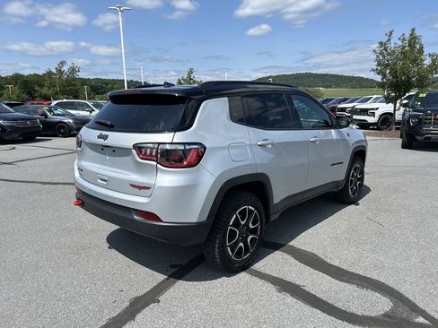 Used 2025 Jeep Compass Trailhawk AWD/4WD image 7