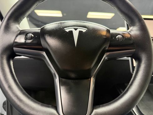 Used 2022 Tesla Model Y Long Range AWD/4WD image 22