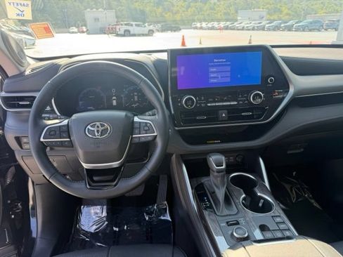 Used 2023 Toyota Highlander Platinum AWD/4WD image 13