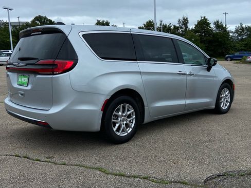 Used 2024 Chrysler Pacifica Touring-L FWD image 3