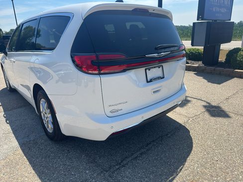 Used 2024 Chrysler Pacifica Touring-L FWD image 8