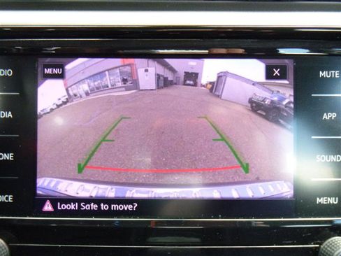Used 2022 Volkswagen Passat 2.0T SE FWD image 14