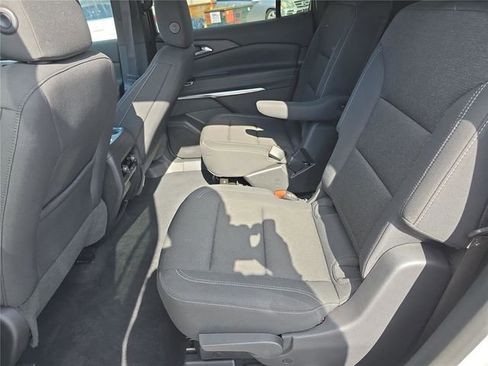 Used 2025 Chevrolet Traverse LT FWD image 16