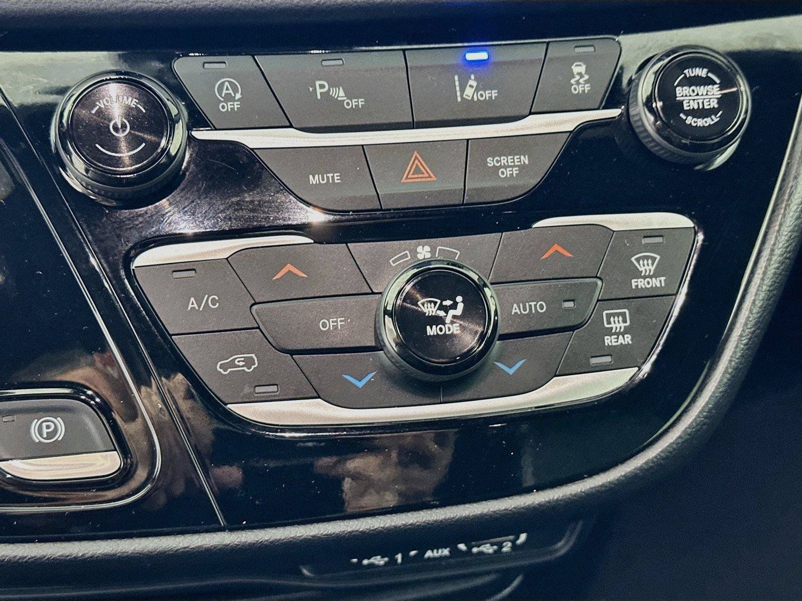 Used 2025 Chrysler Pacifica Select FWD image 9