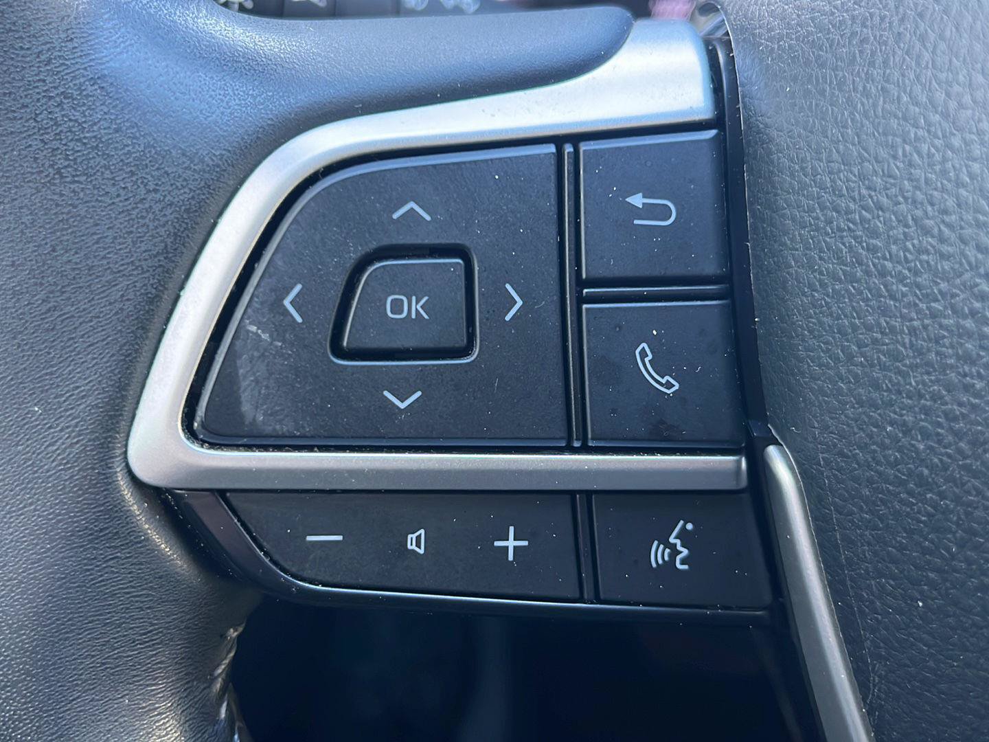 Used 2024 Toyota Highlander XLE AWD/4WD image 7