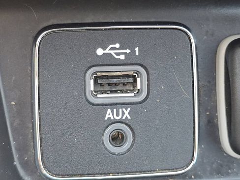 Used 2019 Jeep Cherokee Latitude Plus w/ Cold Weather Group AWD/4WD image 29