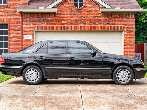 Used 2001 Mercedes-Benz E 320 4MATIC Sedan image 3