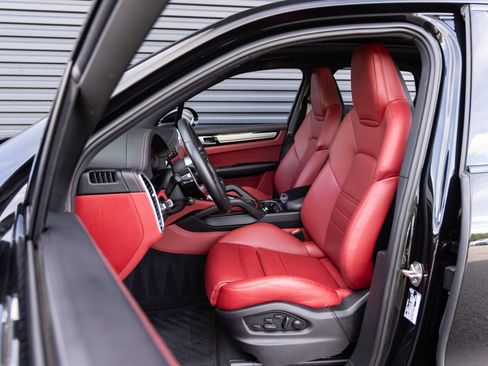 Certified 2023 Porsche Cayenne S Platinum AWD/4WD image 5