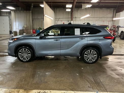 Used 2022 Toyota Highlander Platinum image 2