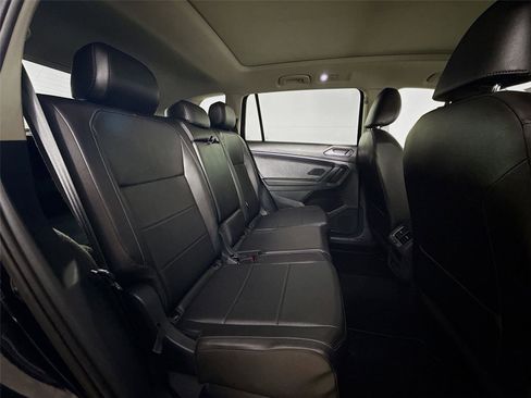 Used 2018 Volkswagen Tiguan SE w/ Panoramic Sunroof Package AWD/4WD image 28