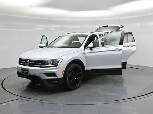 Used 2019 Volkswagen Tiguan SE w/ Panoramic Sunroof Package FWD image 30