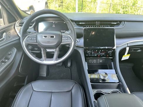 New 2025 Jeep Grand Cherokee Limited w/ Luxury Tech Group II image 21