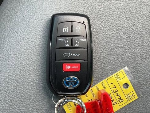Used 2025 Toyota Sienna XLE FWD image 28
