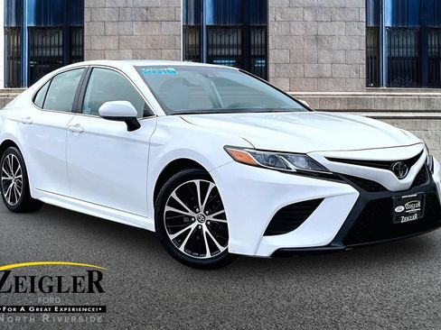 Used 2019 Toyota Camry SE FWD image 1