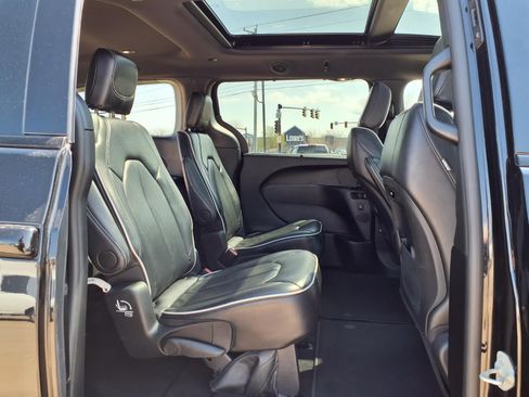 Used 2025 Chrysler Pacifica Limited image 30