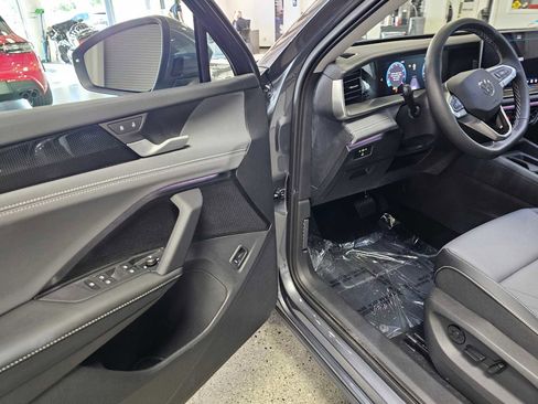 New 2025 Volkswagen Tiguan SE image 21
