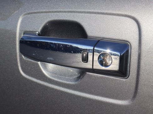 Used 2021 Nissan Titan SV w/ SV Convenience Package image 26