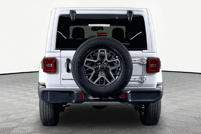 Used 2026 Jeep Wrangler Unlimited Sahara AWD/4WD image 5