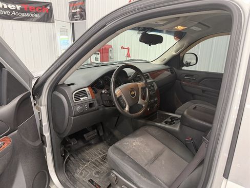 Used 2011 Chevrolet Suburban LS RWD image 6