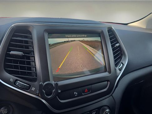 Used 2019 Jeep Cherokee Trailhawk w/ Cold Weather Group image 15