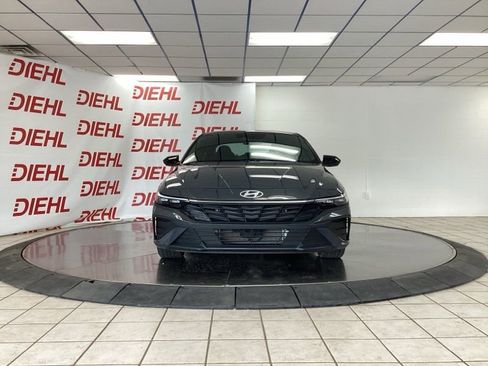 Used 2025 Hyundai Elantra SEL FWD image 2