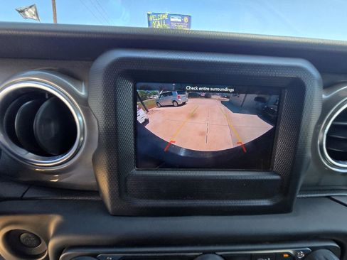 Used 2018 Jeep Wrangler Unlimited Sahara image 13