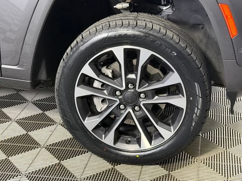 Certified 2022 Jeep Grand Cherokee Overland AWD/4WD image 13