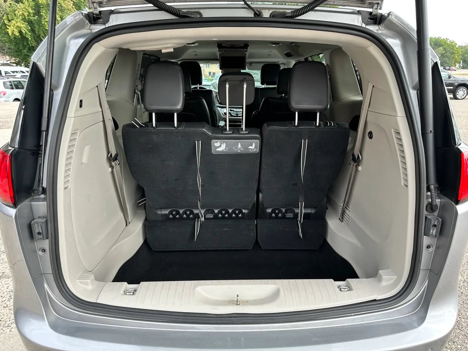 Used 2018 Chrysler Pacifica Touring-L FWD image 27