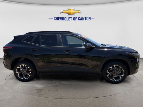 Used 2024 Chevrolet Trax LT w/ LT Convenience Package FWD image 4