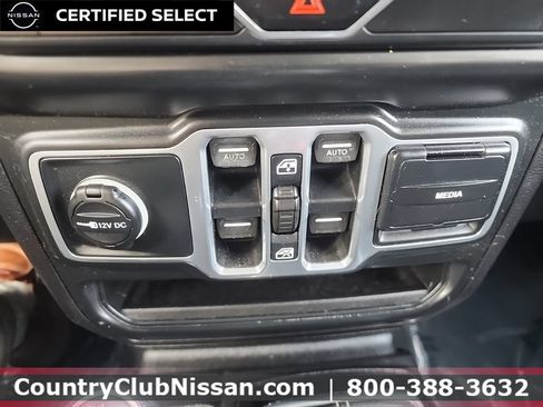 Used 2018 Jeep Wrangler Unlimited Sahara AWD/4WD image 13