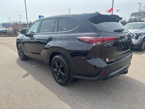 Used 2024 Toyota Highlander LE AWD/4WD image 5