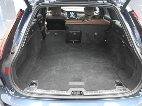 Certified 2025 Volvo V90 B6 Cross Country Plus image 26