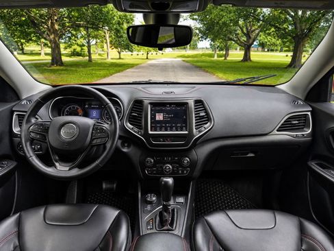 Used 2019 Jeep Cherokee Trailhawk w/ Cold Weather Group AWD/4WD image 8
