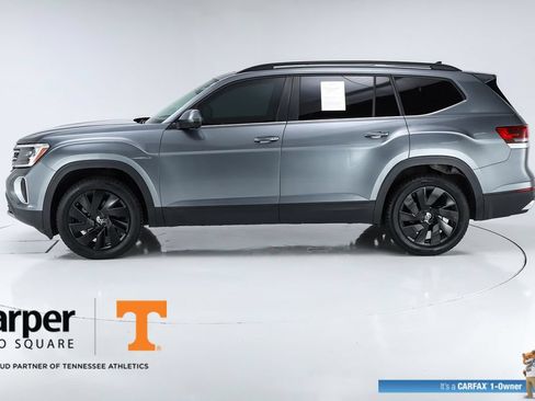 Used 2024 Volkswagen Atlas SE w/ Panoramic Sunroof Package FWD image 2
