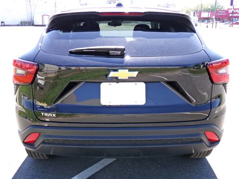 Used 2025 Chevrolet Trax LS image 3
