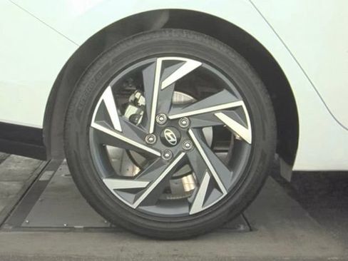 Certified 2025 Hyundai Elantra Limited FWD image 11