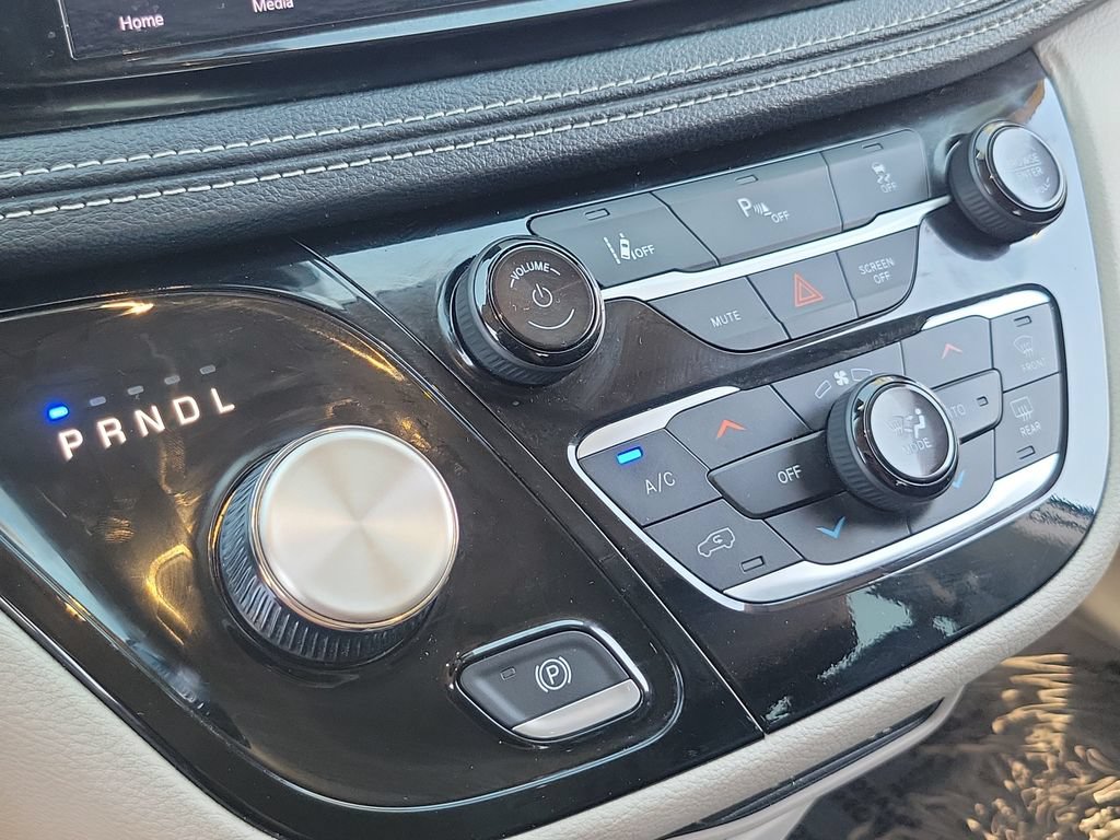 Used 2024 Chrysler Pacifica Limited FWD image 12