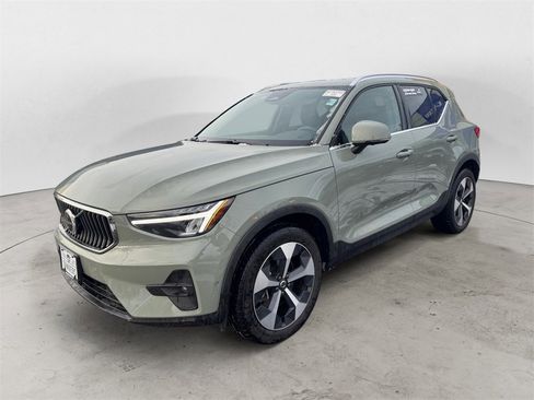 Certified 2025 Volvo XC40 B5 Plus image 2