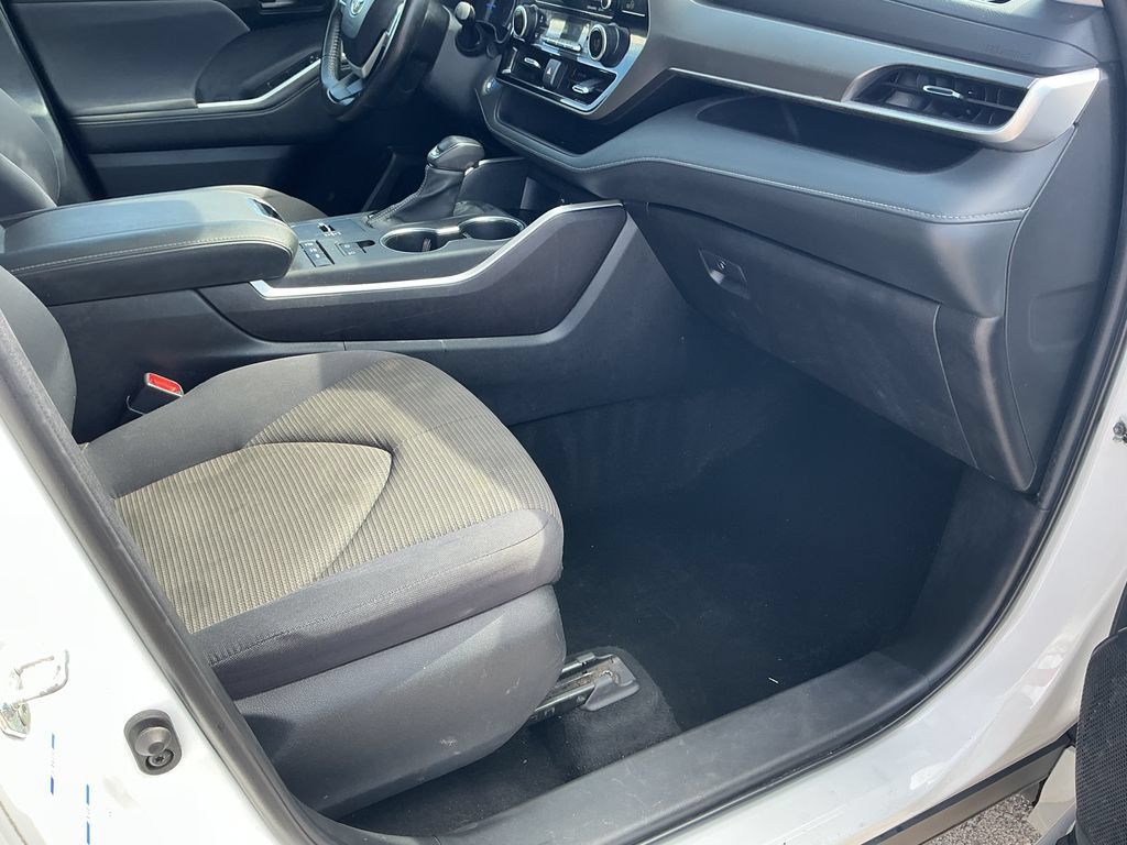 Used 2022 Toyota Highlander LE AWD/4WD image 18